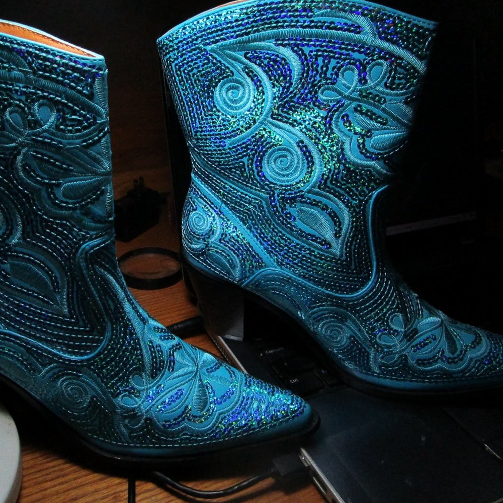 Hellen Heart Turquoise Sequined Bling Women's Cowboy Boots size 10 in box